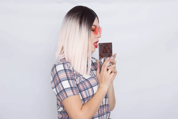 Mulher loira segurando chocolate — Fotografia de Stock