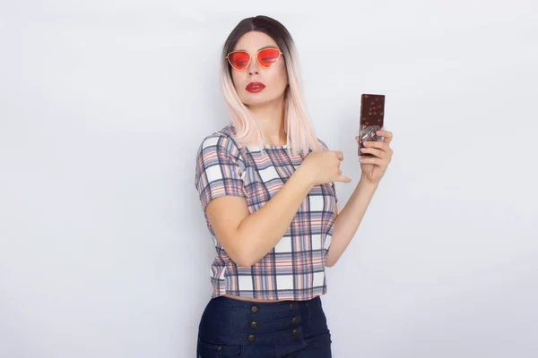 Donna bionda che tiene il cioccolato con noci — Foto Stock