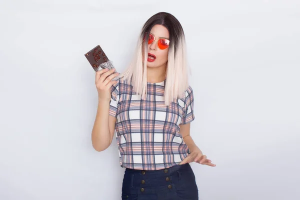 Donna bionda che tiene il cioccolato con noci — Foto Stock