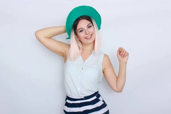 Mulher loira bonita em chapéu verde — Fotografia de Stock