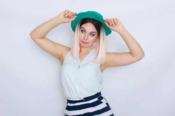 Hermosa mujer rubia en sombrero verde — Foto de Stock