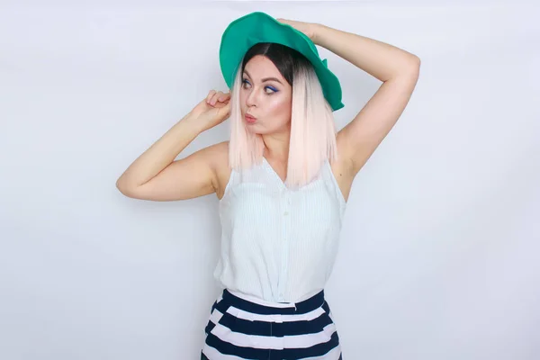 Hermosa mujer rubia en sombrero verde —  Fotos de Stock