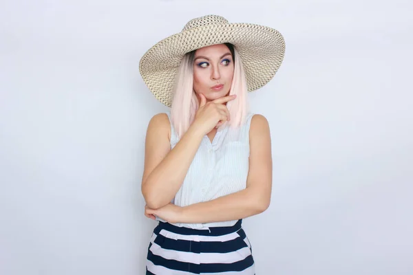 Jovem mulher loira com grande chapéu de verão branco — Fotografia de Stock