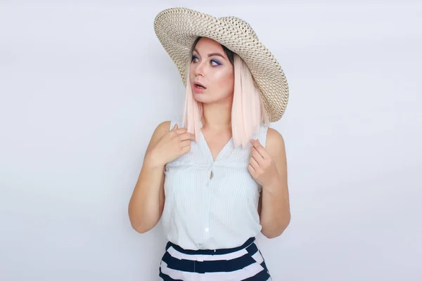 Jeune femme blonde avec un grand chapeau d'été blanc — Photo