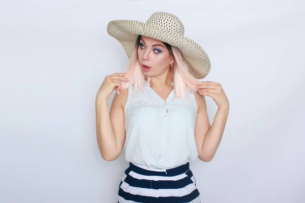 Jeune femme blonde avec un grand chapeau d'été blanc — Photo