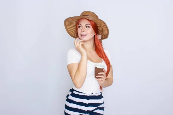 红发女人从纸杯里喝咖啡 — 图库照片