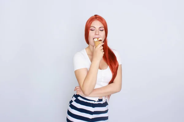 Redhaired woman holding icecream in her hands — Stock Photo, Image