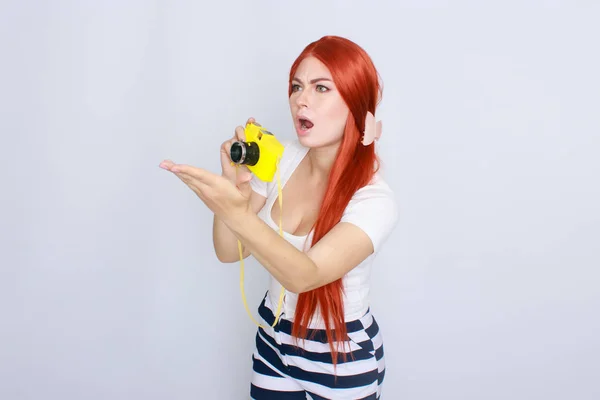 Retrato de verão de mulher ruiva usando câmera amarela — Fotografia de Stock