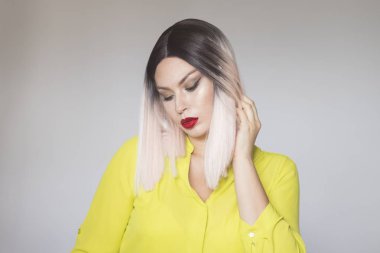 Gri arka plan üzerinde genç güzel sarışın kadının portresi kadar yakın