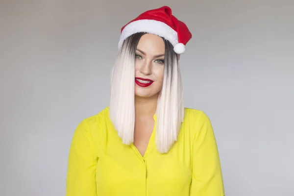 Studio portréja egy gyönyörű szőke nő visel karácsonyi Red Hat — Stock Fotó