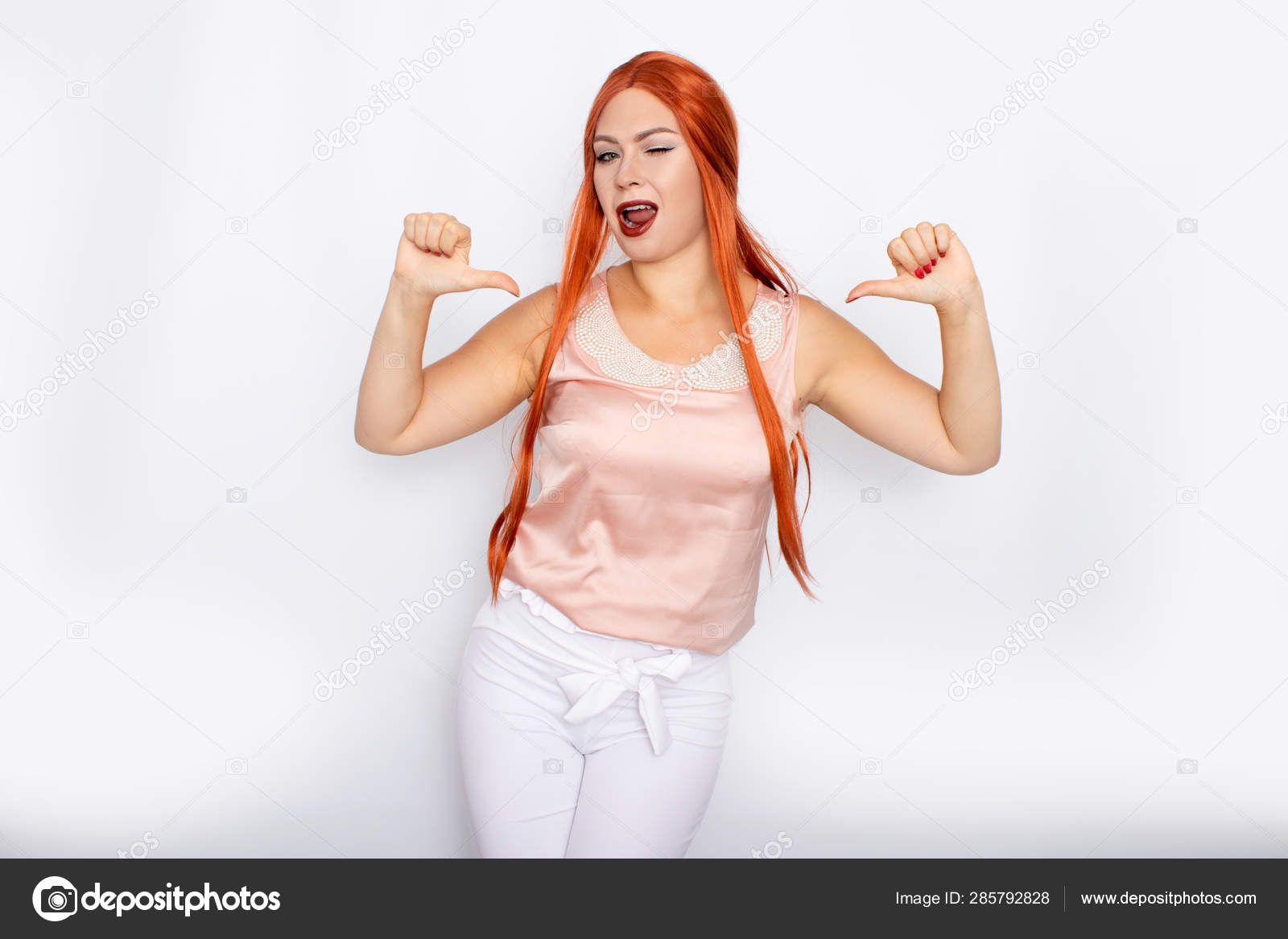 Retrato De Estudio De Una Mujer Pelirroja Con El Pelo Largo Ropa