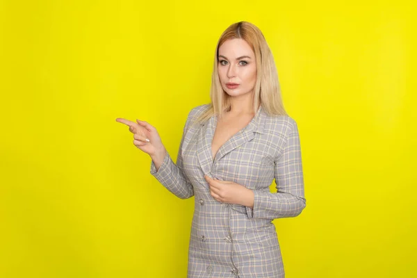 Atractiva Mujer Rubia Vestido Chaqueta Cuadros — Foto de Stock