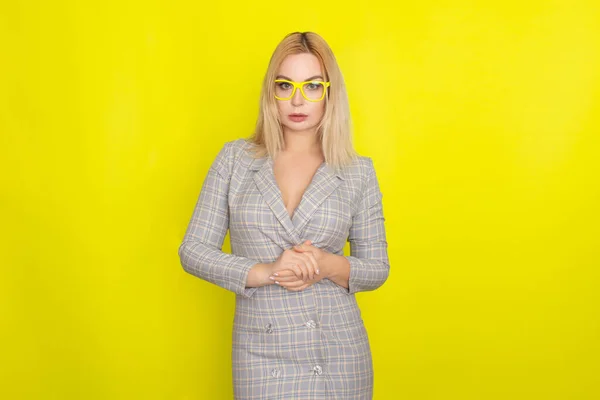 Atrakcyjna Blondynka Kamizelce Kratę Żółtym Tle Żółtych Okularach — Zdjęcie stockowe