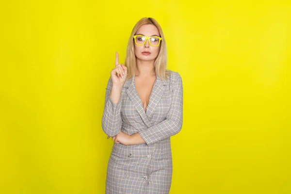 Mulher Loira Atraente Vestido Jaqueta Xadrez Sobre Fundo Amarelo Usando — Fotografia de Stock