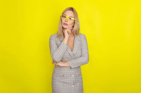 Atractiva Mujer Rubia Vestido Chaqueta Cuadros Sobre Fondo Amarillo Con — Foto de Stock