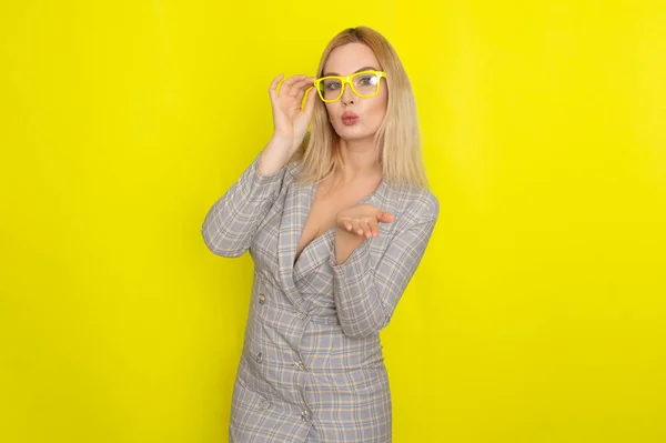 Atrakcyjna Blondynka Kamizelce Kratę Żółtym Tle Żółtych Okularach — Zdjęcie stockowe