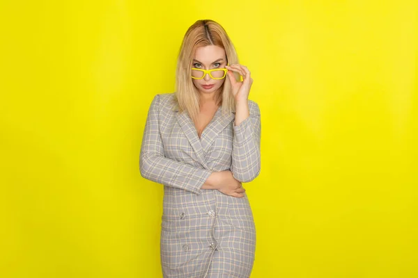 Sarı Arka Planda Ekose Ceketli Çekici Sarışın Kadın Sarı Gözlüklü — Stok fotoğraf