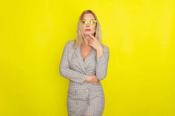 Mulher Loira Atraente Vestido Jaqueta Xadrez Sobre Fundo Amarelo Usando — Fotografia de Stock