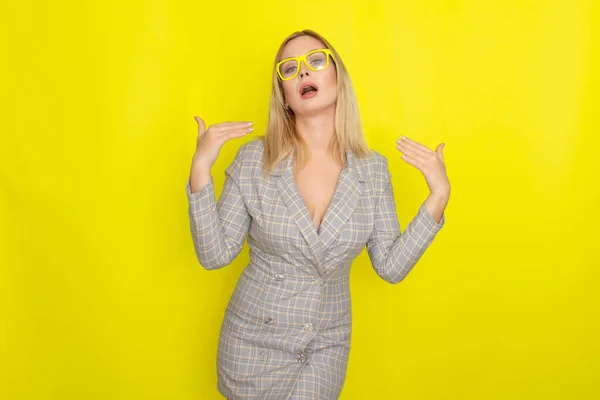 Attraktive Blonde Frau Karierten Sakko Über Gelbem Hintergrund Mit Gelber — Stockfoto
