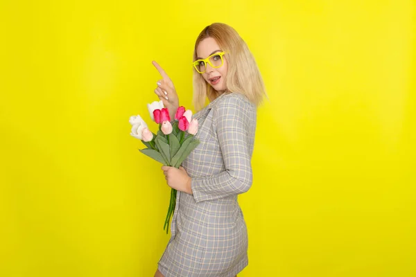 Блондинка Плетеній Сукні Тримає Букет Тюльпанів Жовтому Тлі — стокове фото