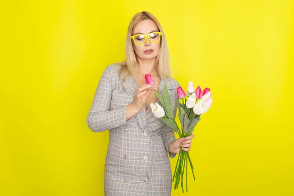 Blonde Frau Karierten Kleid Mit Tulpenstrauß Über Gelbem Hintergrund — Stockfoto