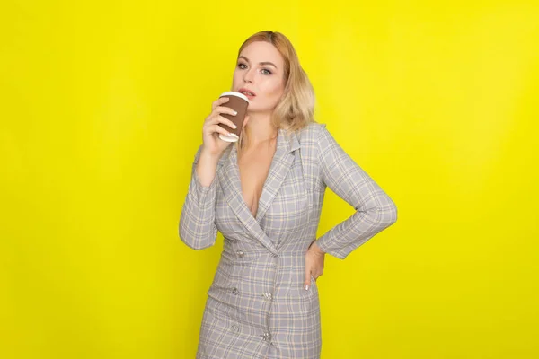 Mujer Rubia Negocios Con Chaqueta Cuadros Vestido Estilo Beber Café — Foto de Stock