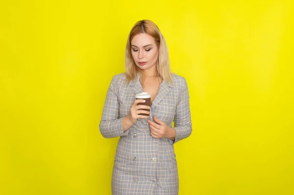 Mulher Loira Negócios Vestindo Vestido Estilo Jaqueta Xadrez Beber Café — Fotografia de Stock