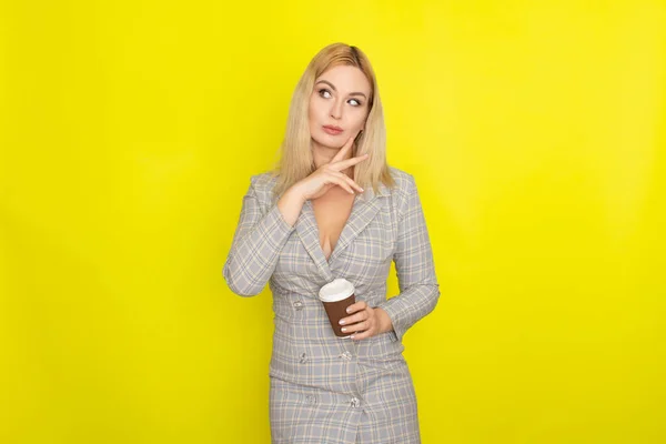 Mujer Rubia Negocios Con Chaqueta Cuadros Vestido Estilo Beber Café — Foto de Stock