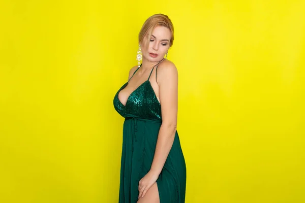 Mode Bild Vackra Unga Blonda Kvinna Bär Grön Aftonklänning Elegant — Stockfoto