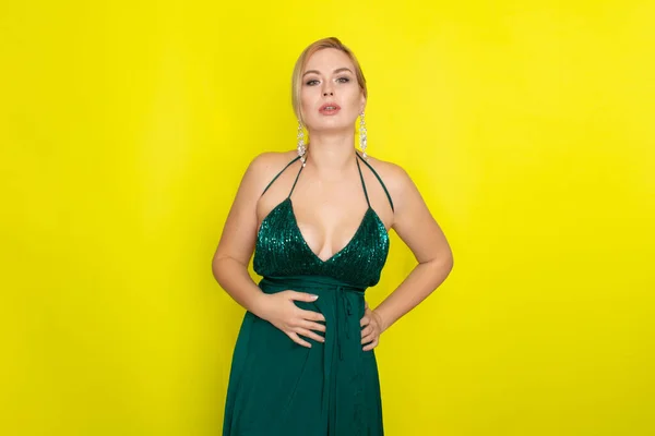 Модна Картина Красивої Молодої Блондинки Зеленій Вечірній Сукні Елегантна Жінка — стокове фото