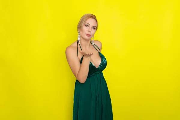 Modebild Der Schönen Jungen Blonden Frau Trägt Grünes Abendkleid Elegante — Stockfoto