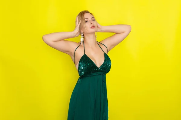Модное Фото Красивой Молодой Блондинки Зеленом Вечернем Платье Элегантная Женщина — стоковое фото