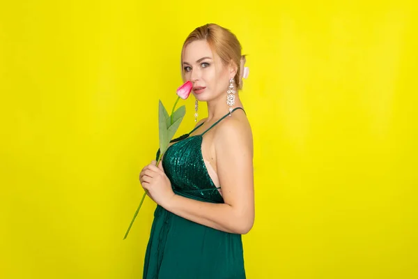 Blonde Woman Green Evening Dress Holding One Tulip Her Hands — Stock Photo, Image