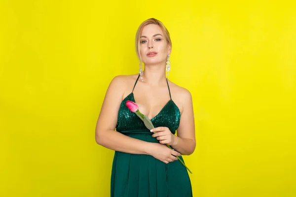 Mulher Loira Vestido Noite Verde Segurando Uma Tulipa Suas Mãos — Fotografia de Stock