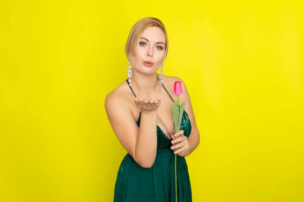 Blonde Woman Green Evening Dress Holding One Tulip Her Hands — Stock Photo, Image