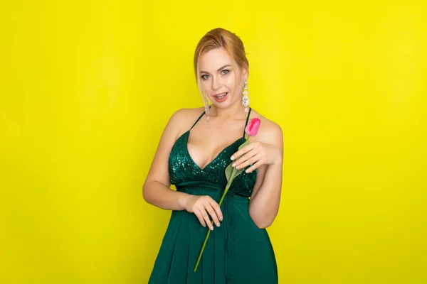 Blondýny Žena Zelených Večerních Šatech Drží Jeden Tulipán Rukou Přes — Stock fotografie