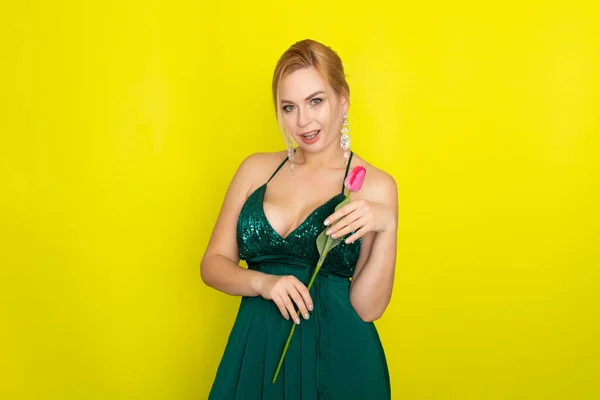 Mujer Rubia Vestido Noche Verde Sosteniendo Tulipán Sus Manos Sobre —  Fotos de Stock