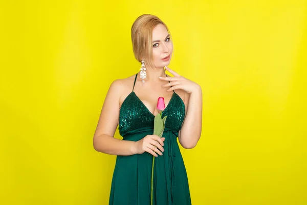 Femme Blonde Robe Soirée Verte Tenant Une Tulipe Dans Ses — Photo