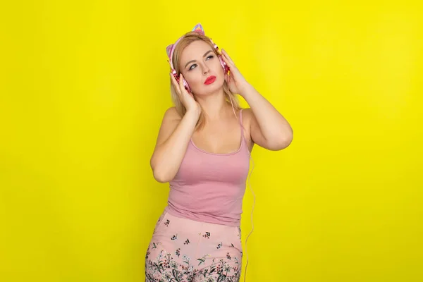 Blondynka Różowej Letniej Odzieży Nosząca Różowe Słuchawki Jak Kocie Uszy — Zdjęcie stockowe