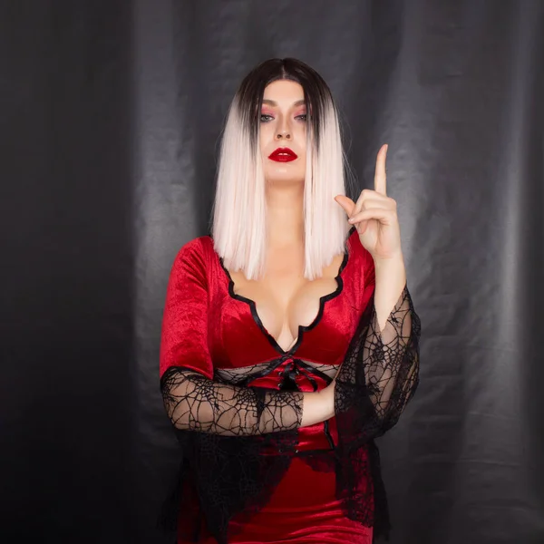 Retrato Uma Jovem Loira Traje Vampiro Vermelho Fundo Preto Estúdio — Fotografia de Stock