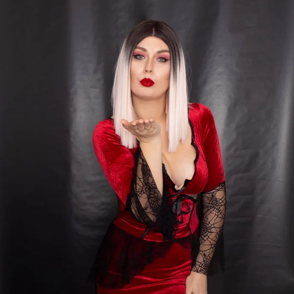 Ritratto Una Giovane Donna Bionda Costume Vampiro Rosso Sfondo Nero — Foto Stock