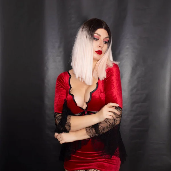 Retrato Uma Jovem Loira Traje Vampiro Vermelho Fundo Preto Estúdio — Fotografia de Stock