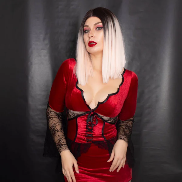 Ritratto Una Giovane Donna Bionda Costume Vampiro Rosso Sfondo Nero — Foto Stock