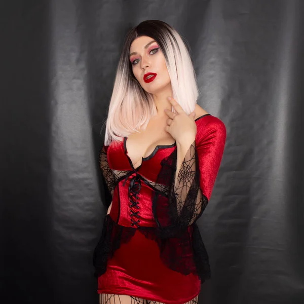 Ritratto Una Giovane Donna Bionda Costume Vampiro Rosso Sfondo Nero — Foto Stock