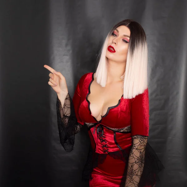 Ritratto Una Giovane Donna Bionda Costume Vampiro Rosso Sfondo Nero — Foto Stock