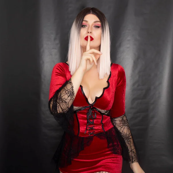 Ritratto Una Giovane Donna Bionda Costume Vampiro Rosso Sfondo Nero — Foto Stock