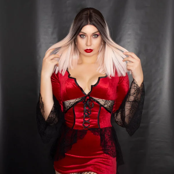 Ritratto Una Giovane Donna Bionda Costume Vampiro Rosso Sfondo Nero — Foto Stock