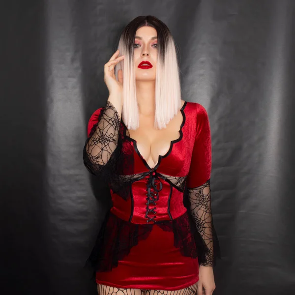 Ritratto Una Giovane Donna Bionda Costume Vampiro Rosso Sfondo Nero — Foto Stock