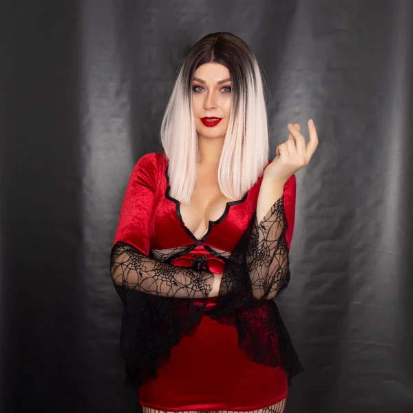 Ritratto Una Giovane Donna Bionda Costume Vampiro Rosso Sfondo Nero — Foto Stock