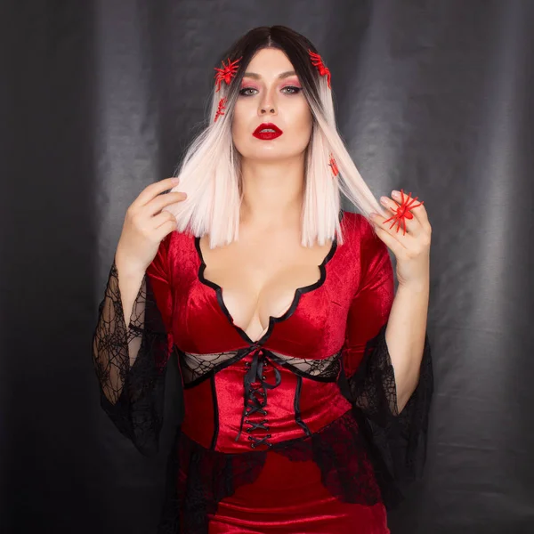 Joven Mujer Rubia Hermosa Vestido Vampiro Rojo Sobre Fondo Negro —  Fotos de Stock